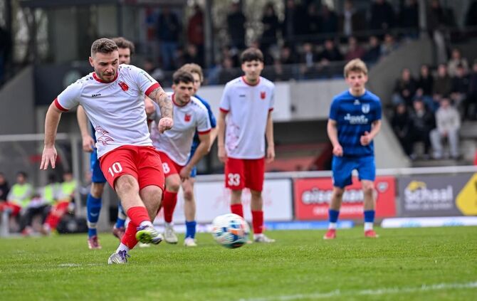 Das Tor des Tages: Patrick Fossi verwandelt für den SV Fellbach einen Elfmeter zum 1:0 gegen die TSG Tübingen.