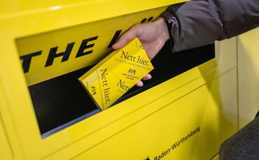 Nett-Hier-Stickerautomat am Stuttgarter Flughafen