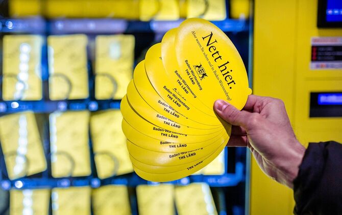 Nett-Hier-Stickerautomat am Stuttgarter Flughafen
