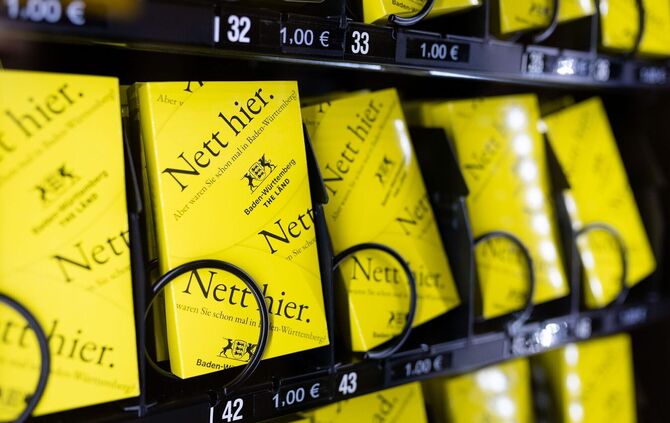 Nett-Hier-Stickerautomat am Stuttgarter Flughafen