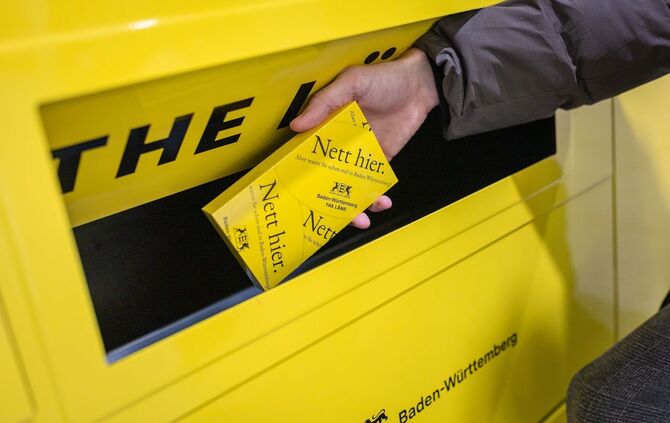 Nett-Hier-Stickerautomat am Stuttgarter Flughafen