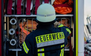 Feuerwehrmann am Einsatzfahrzeug