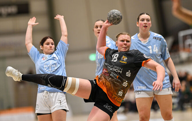 Kämpferische Leistung des VfL Waiblingen bleibt ohne Ertrag: Kimberly Gisa (vorne) war eine der verbleibenden Rückraumspielerinn