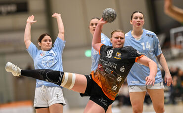 Kämpferische Leistung des VfL Waiblingen bleibt ohne Ertrag: Kimberly Gisa (vorne) war eine der verbleibenden Rückraumspielerinn