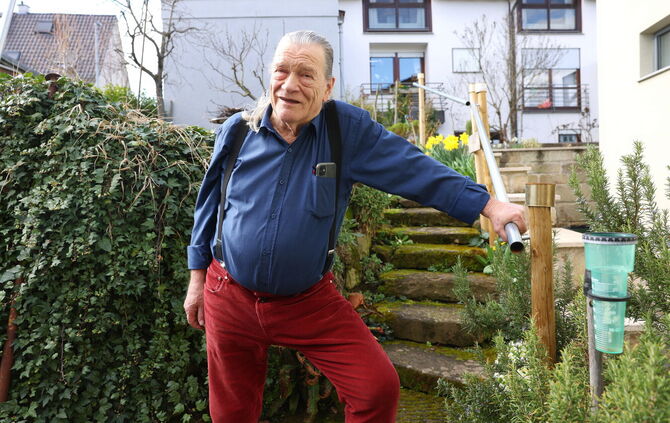 Hape Ruff (79) in seinem Garten in Stetten.