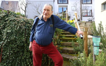 Hape Ruff (79) in seinem Garten in Stetten.