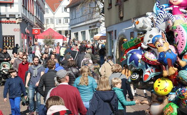Dicht an dicht flanieren die Menschen beim Ostermarkt durch die Waiblinger Innenstadt.