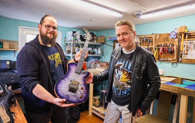 Zwei, die sich gut verstehen: Christian Küttner (links) übergibt die neue Gitarre an den Gitarristen Frank Pané, bekannt von der
