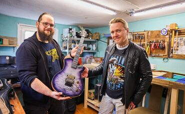 Zwei, die sich gut verstehen: Christian Küttner (links) übergibt die neue Gitarre an den Gitarristen Frank Pané, bekannt von der