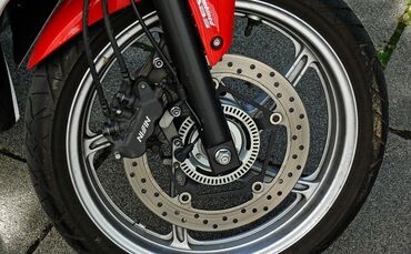 Der Motorradfahrer stürzte aufgrund nicht angepasster Geschwindigkeit (Symbolfoto).