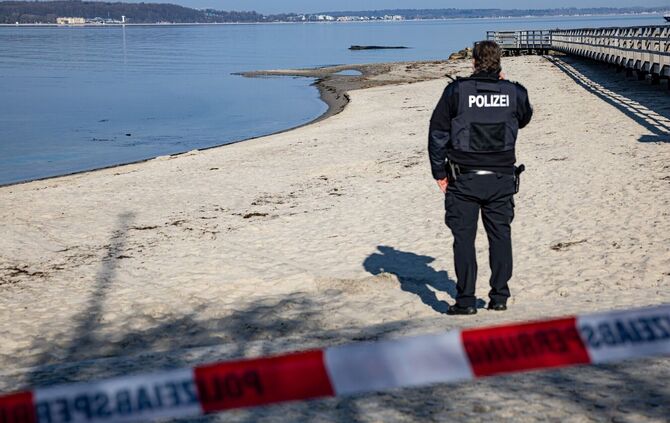 Die Polizei bittet darum, sich dem Wal nicht zu nähern, um ihn nicht zusätzlich zu stressen.