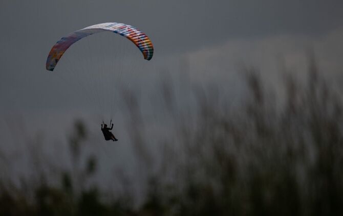 Ein Gleitschirmflieger ist bei Waldstetten in Baumkronen gelandet. (Symbolbild)