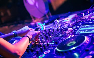 Durch die Hardtechno-Szene zieht derzeit ein Sturm. (Symbolbild)