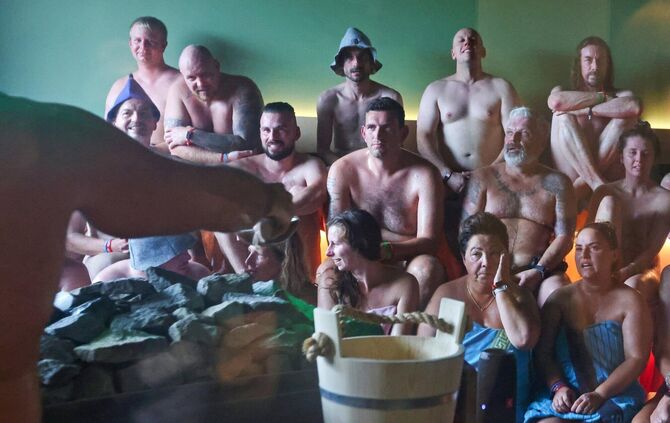 Andrang beim Aufguss während der Weltrekord-Challenge im September 2025 im Wunnebad Winnenden - Events tragen zur Beliebtheit de