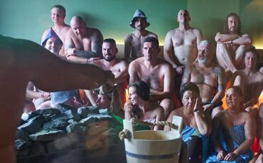 Andrang beim Aufguss während der Weltrekord-Challenge im September 2025 im Wunnebad Winnenden - Events tragen zur Beliebtheit de