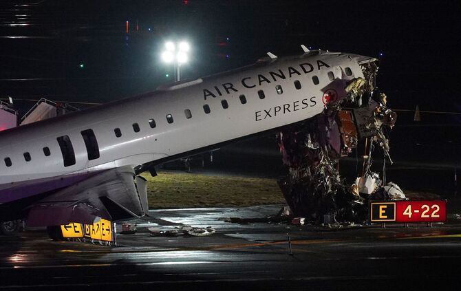 Flugzeug kollidiert in New York mit Fahrzeug