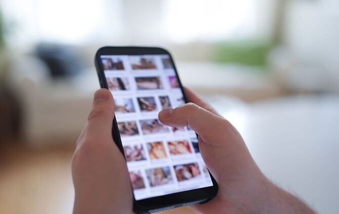 Im Fokus der aktuellen Debatte stehen auch Deepfakes, bei denen etwa das Gesicht einer Frau in ein anderes Video - etwa eine Por