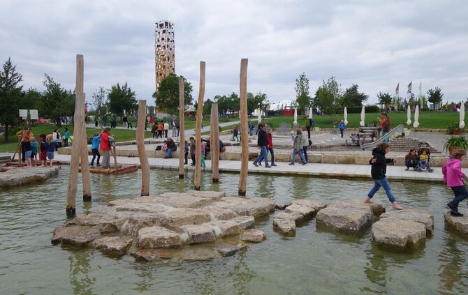 Das Gartenschau-Gelände in Wetzgau. Im Hintergrund: Der Himmelsstürmer, als er gerade frisch gebaut war. (Archivbild)