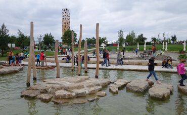 Das Gartenschau-Gelände in Wetzgau. Im Hintergrund: Der Himmelsstürmer, als er gerade frisch gebaut war. (Archivbild)