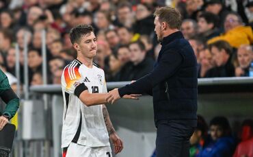 Angelo Stiller mit Julian Nagelsmann.
