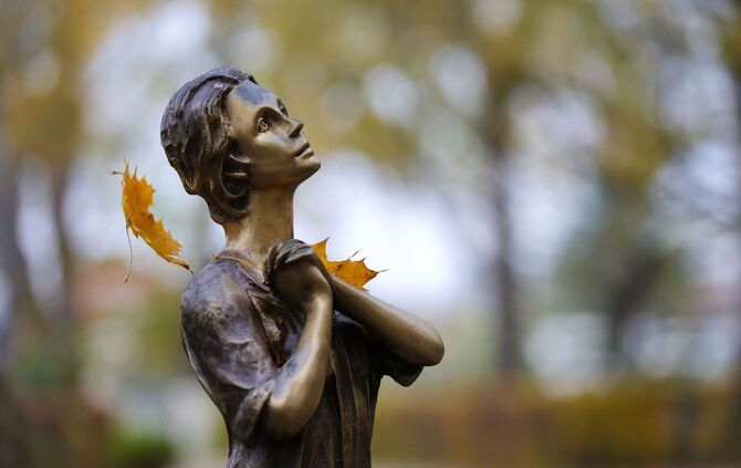 Metallstatue auf Friedhof