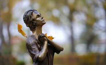 Metallstatue auf Friedhof