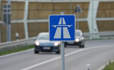 Wegen eines Schwertransports wird die A6 in Fahrtrichtung Heilbronn gesperrt. (Symbolbild)