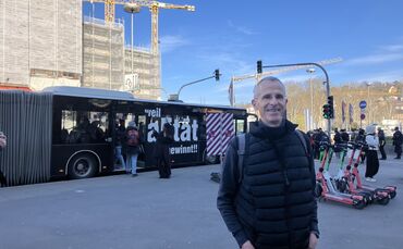 Thomas Schwarz an der Ersatzhaltestelle am Stuttgarter Hauptbahnhof.
