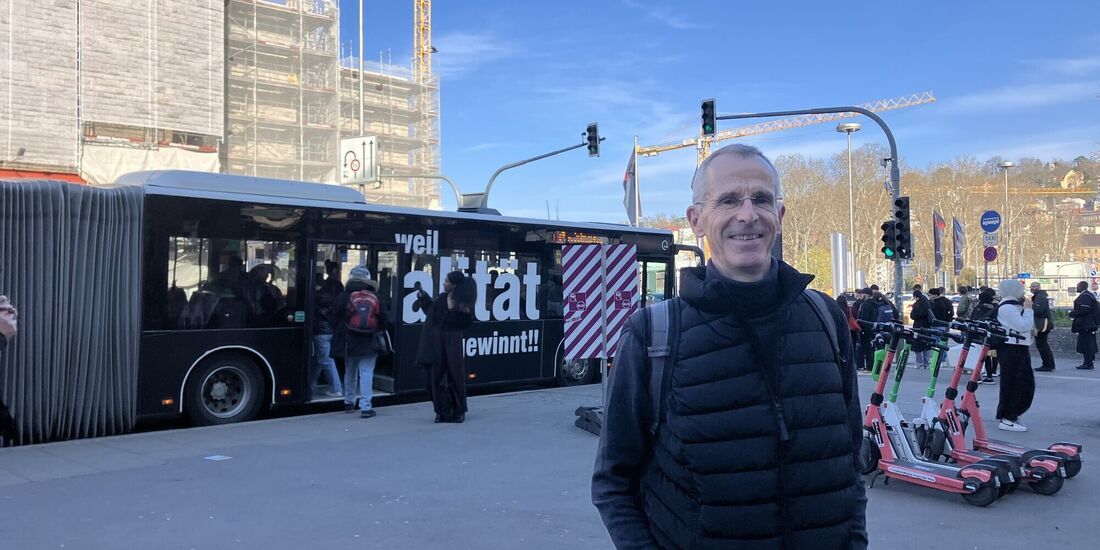 Thomas Schwarz an der Ersatzhaltestelle am Stuttgarter Hauptbahnhof.