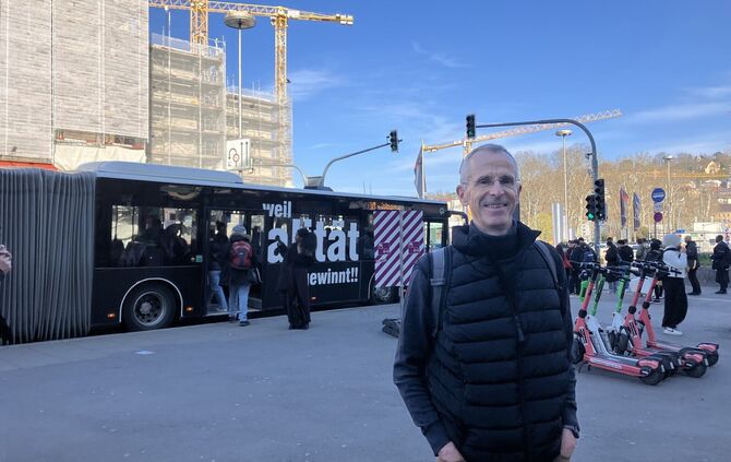 Thomas Schwarz an der Ersatzhaltestelle am Stuttgarter Hauptbahnhof.