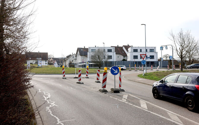 Eineinhalb Jahre, nachdem der Weilermer Kreisel für den Windradtransport zurückgebaut wurde, sind die Verkehrsinseln immer noch