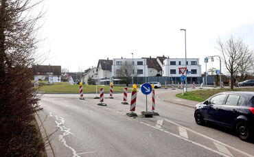 Eineinhalb Jahre, nachdem der Weilermer Kreisel für den Windradtransport zurückgebaut wurde, sind die Verkehrsinseln immer noch 