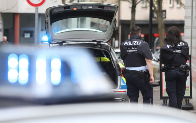 Der Mann drohte den Polizisten damit, sie und ihre Familie umbringen zu wollen (Symbolfoto).