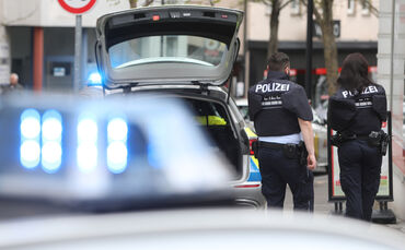 Der Mann drohte den Polizisten damit, sie und ihre Familie umbringen zu wollen (Symbolfoto).