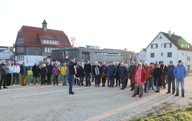 Rundgang über den Festplatz zwischen Bürgfeldschule und Hohly-Halle - hier soll das Lindenquartier entstehen.