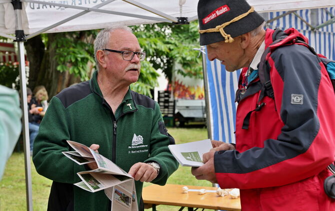 Naturparkführer wie Manfred Krautter (links) informieren gerne über die Vorzüge der Region.