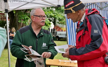 Naturparkführer wie Manfred Krautter (links) informieren gerne über die Vorzüge der Region.