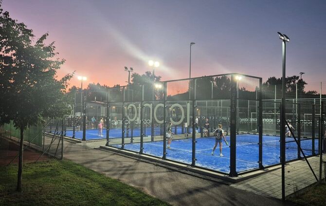 Auch das Padel-Match im Flutlicht macht Spaß.