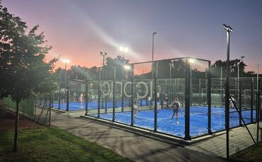 Auch das Padel-Match im Flutlicht macht Spaß.