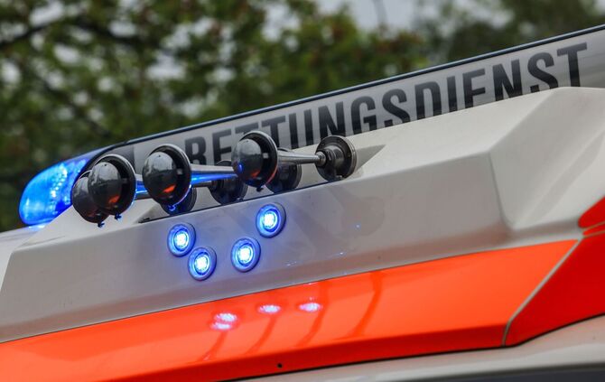 Ein Senior ist nach einem Unfall mit einem Traktor in Obersulm gestorben. (Symbolbild)