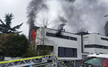 Dramatische Szenen: Meterhoch lodern die Flammen aus dem Fenster der Doppelhaushälfte an der Lorcher Haldenbergstraße. Die Ermit