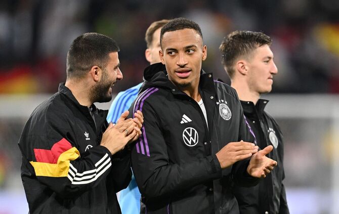 Haben guten Chancen auf die WM-Teilnahme 2026: Die VfB-Profis Undav (l), Leweling (M) und Stiller.