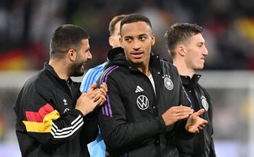 Haben guten Chancen auf die WM-Teilnahme 2026: Die VfB-Profis Undav (l), Leweling (M) und Stiller.