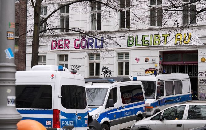 Ein halbes Jahr nach dem Anschlag auf Stromleitungen zum Berliner Techpark Adlershof gibt es eine Razzia in mehreren Bundeslände