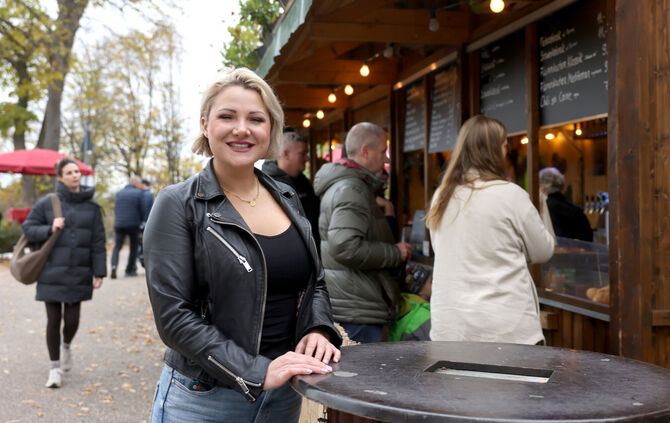 Gastronomin Romy Putler im Herbst 2025 vor ihrer mobilen Imbis-Hütte - dieses Jahr startet sie zunächst ohne die "Sonnenalm".