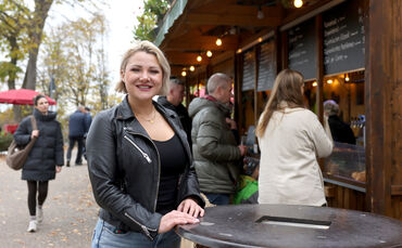 Gastronomin Romy Putler im Herbst 2025 vor ihrer mobilen Imbis-Hütte - dieses Jahr startet sie zunächst ohne die "Sonnenalm".