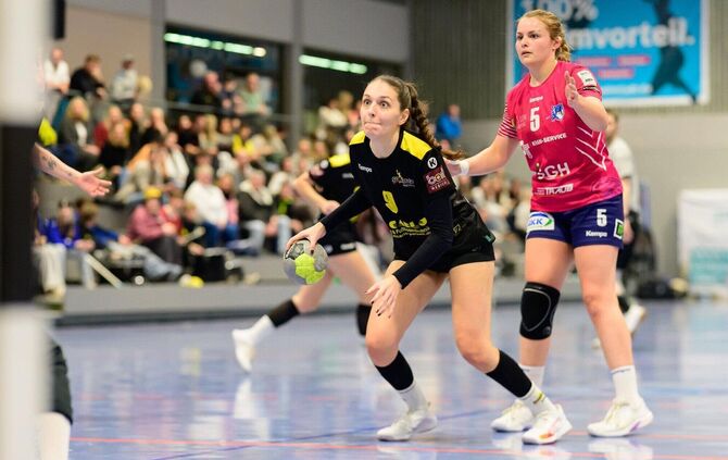 Janine Franke (mit Ball) und die SG Weinstadt haben im Aufstiegsrennen alles in der eigenen Hand.