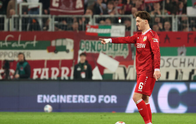 Dort entlang: Für Angelo Stiller geht´s jetzt doch zur WM – und für den VfB bald in die Champions League?