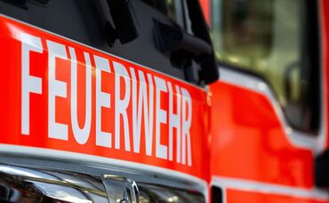 Auto stürzt in Berlin aus dem Parkhaus - Fahrer in Lebensgefahr