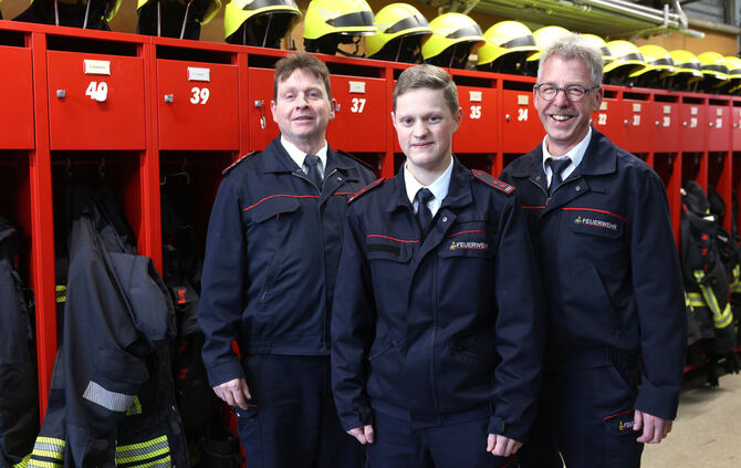 Kommandant Michael Hurlebaus, sein neuer Stellvertreter Felix Kunzi und der scheidende stellvertretende Kommandant der Urbacher